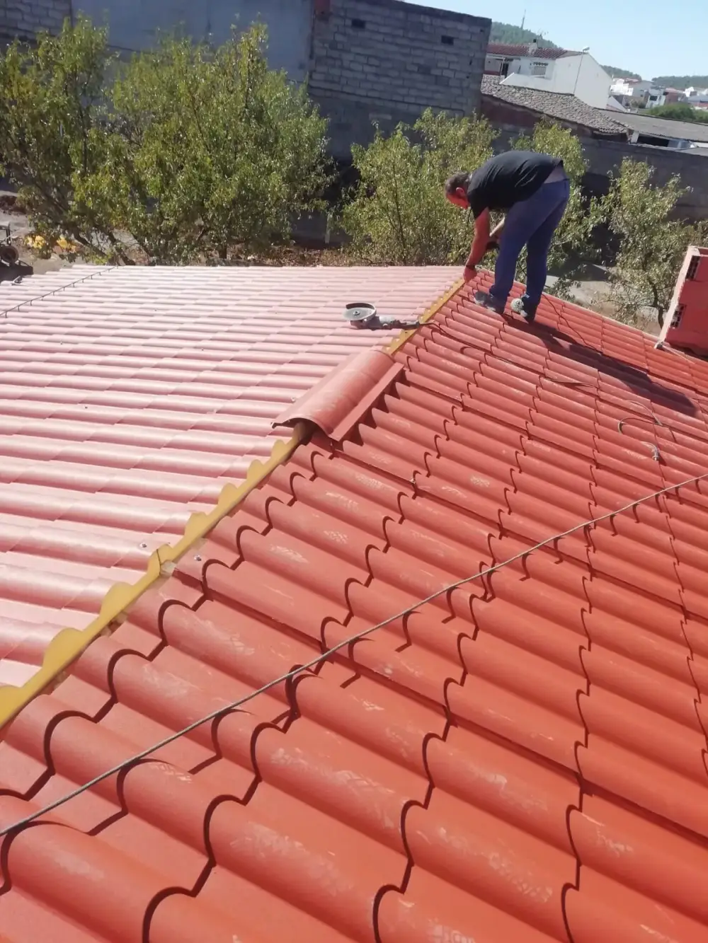 Operario de Panelex instalando panel sándwich de cubierta en una nave