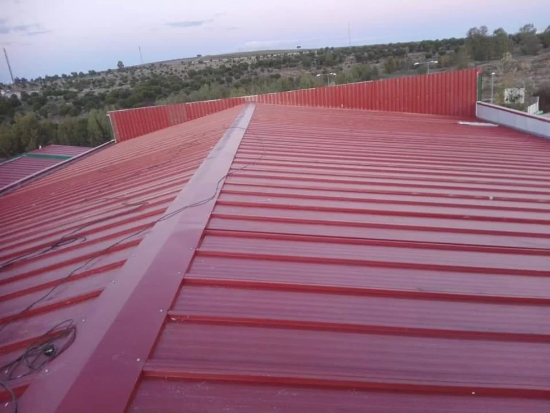 Cubierta industrial roja (Extremadura)